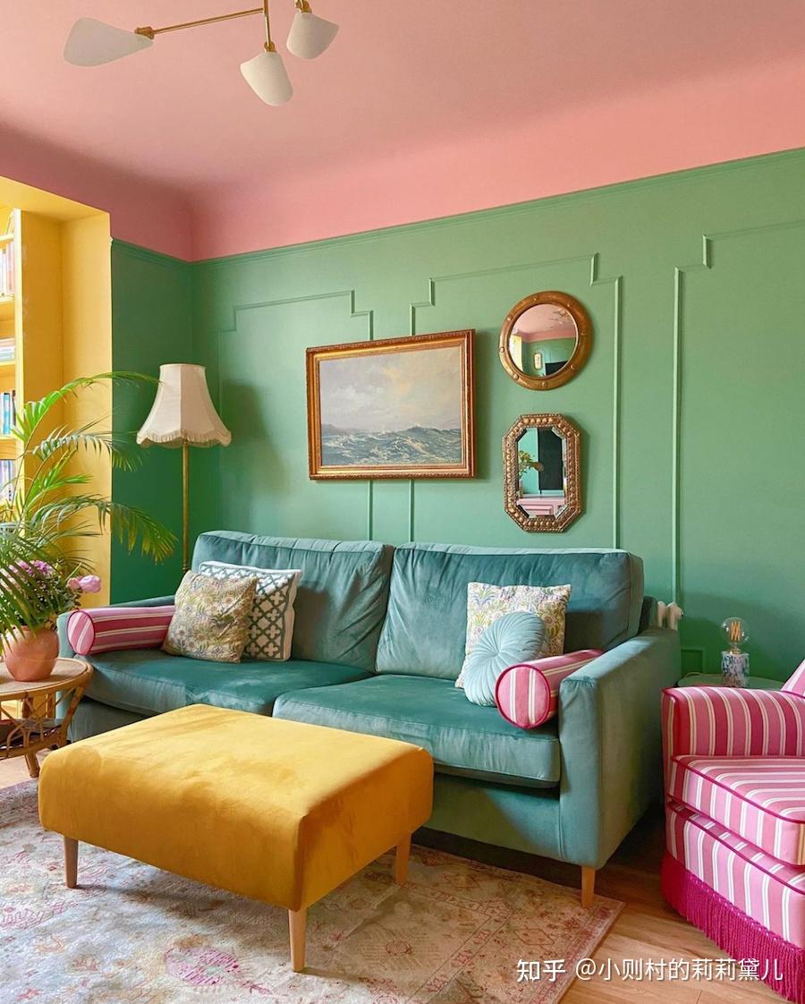 客厅仍然沿用了粉绿的墙壁,配上松石绿丝绒沙发,桃粉色单人沙发,明