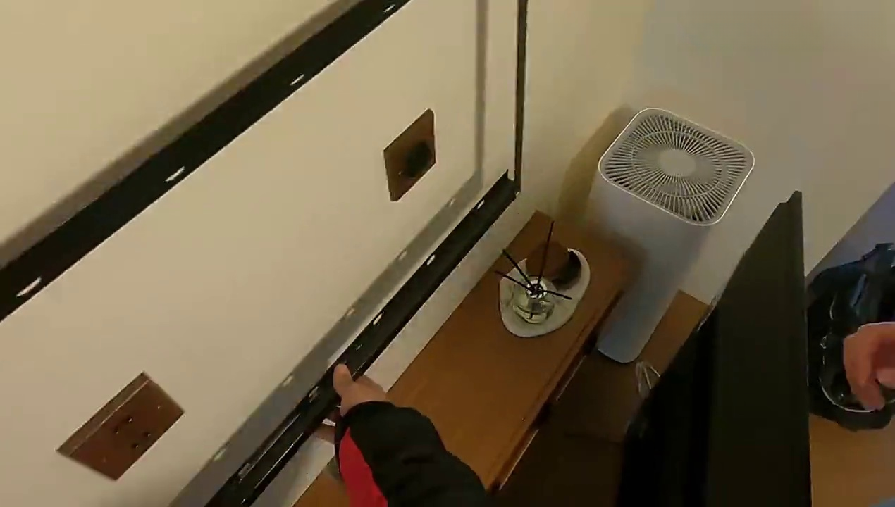 给客户安装了一台电视机,不锈钢菜盆上打了一个孔