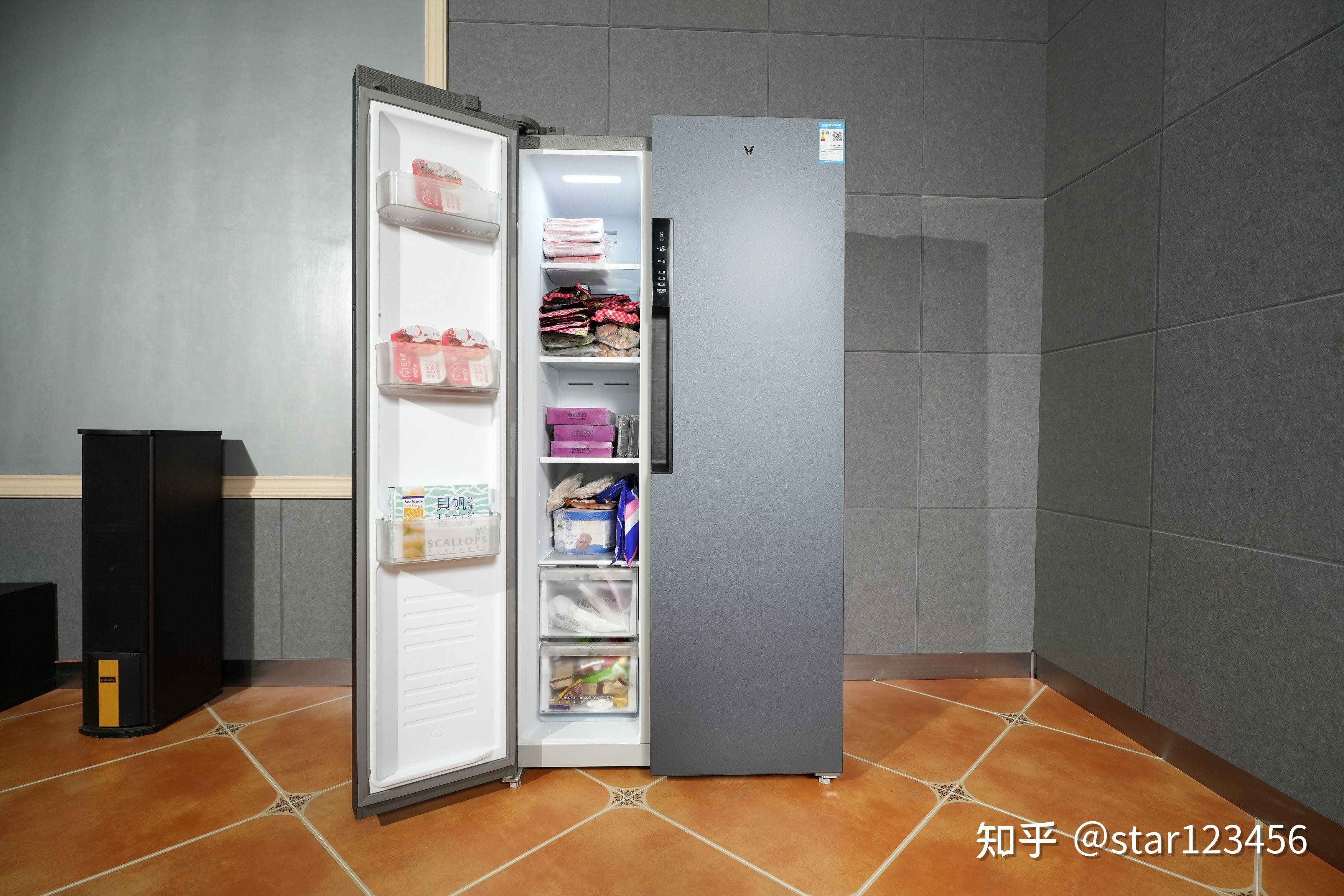 y(对开门603l)设计为冰箱门底部无置物篮,可以在冰箱90度开门的时候