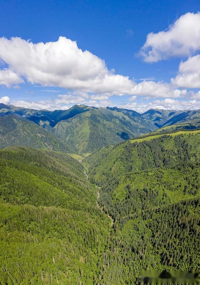 卡龍溝風景區,位於岷山山脈與邛崍山脈交匯之處,正因群山環繞所以頗有