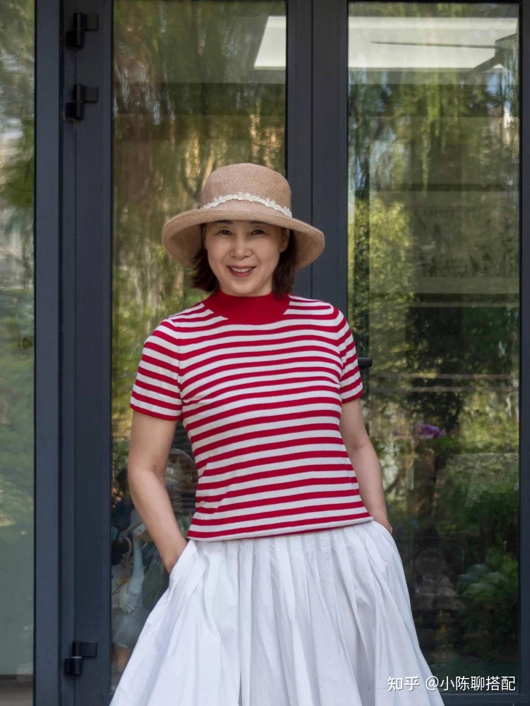 65岁依旧保持少女感这位奶奶的搭配太显年轻了简单舒适还优雅