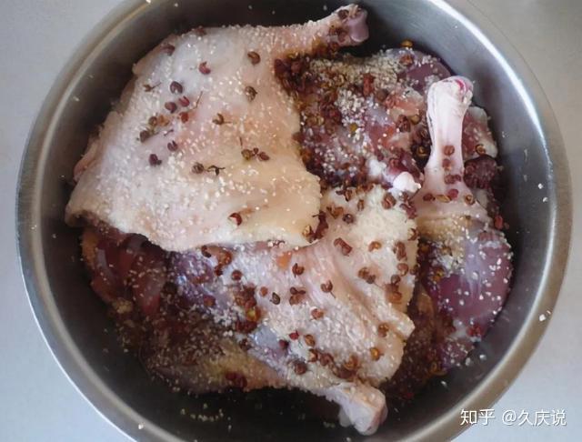 腌制腊鸭腿过早地涂抹食盐难入味大厨分享白酒比食盐重要