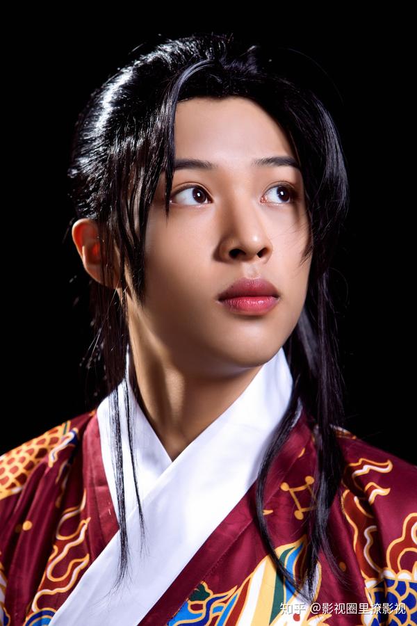 古装武士谷文泽腰佩绣春刀 手持关公剑 修炼在【衡水中学】仍然挡不住