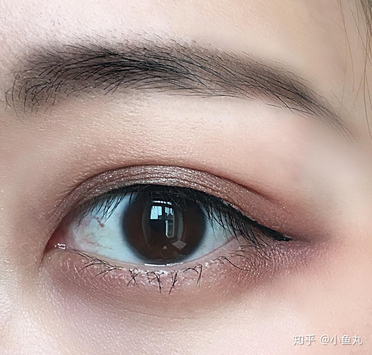 请问如何给这种多层眼皮的眼睛化眼妆?