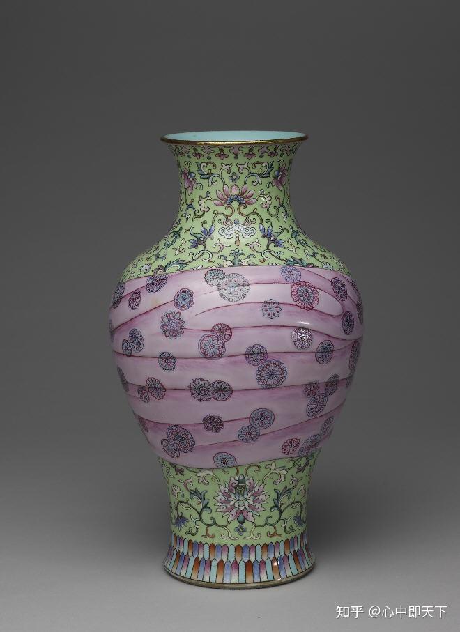 清嘉庆景德镇官窑粉彩番莲纹包袱瓶