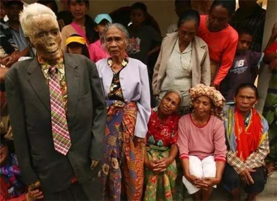 马达加斯加有个"翻尸节",到了那天,人们会把自家土葬的祖先从坟墓里挖