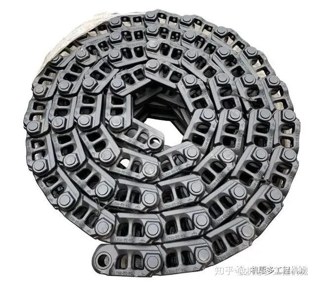 挖掘机脱轨是一件很严重的事儿,如不谨慎操作很容易造成事故,希望广大