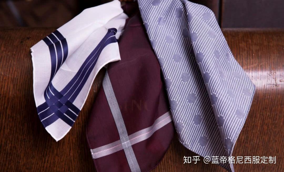 手上总是舞弄着一块手帕,手帕变得越来越精细起来,到了路易十六