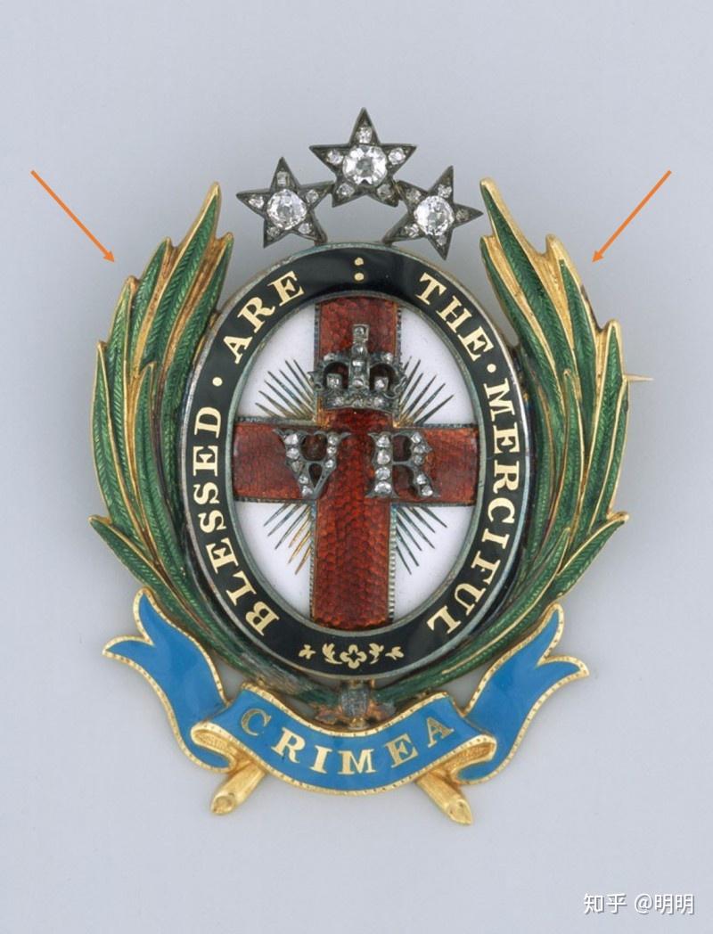 胸针环绕着胸针的那句话:blessed are the merciful出自圣经马太福音