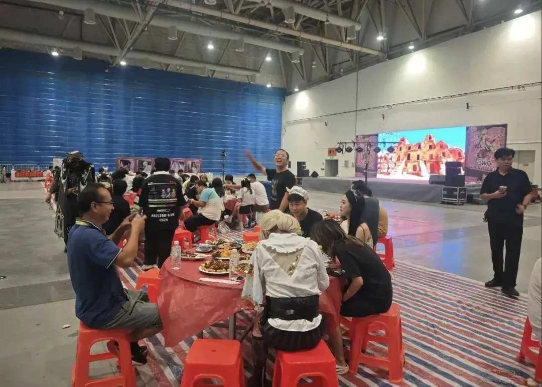 吃席吃到漫展了? - 知乎