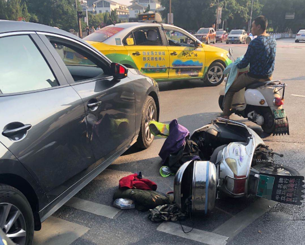 男子白天酒驾撞倒电动车发生事故后悔不已