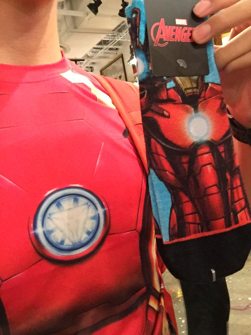 美国队长的盾是钢铁侠的爸爸送的,那么钢铁侠