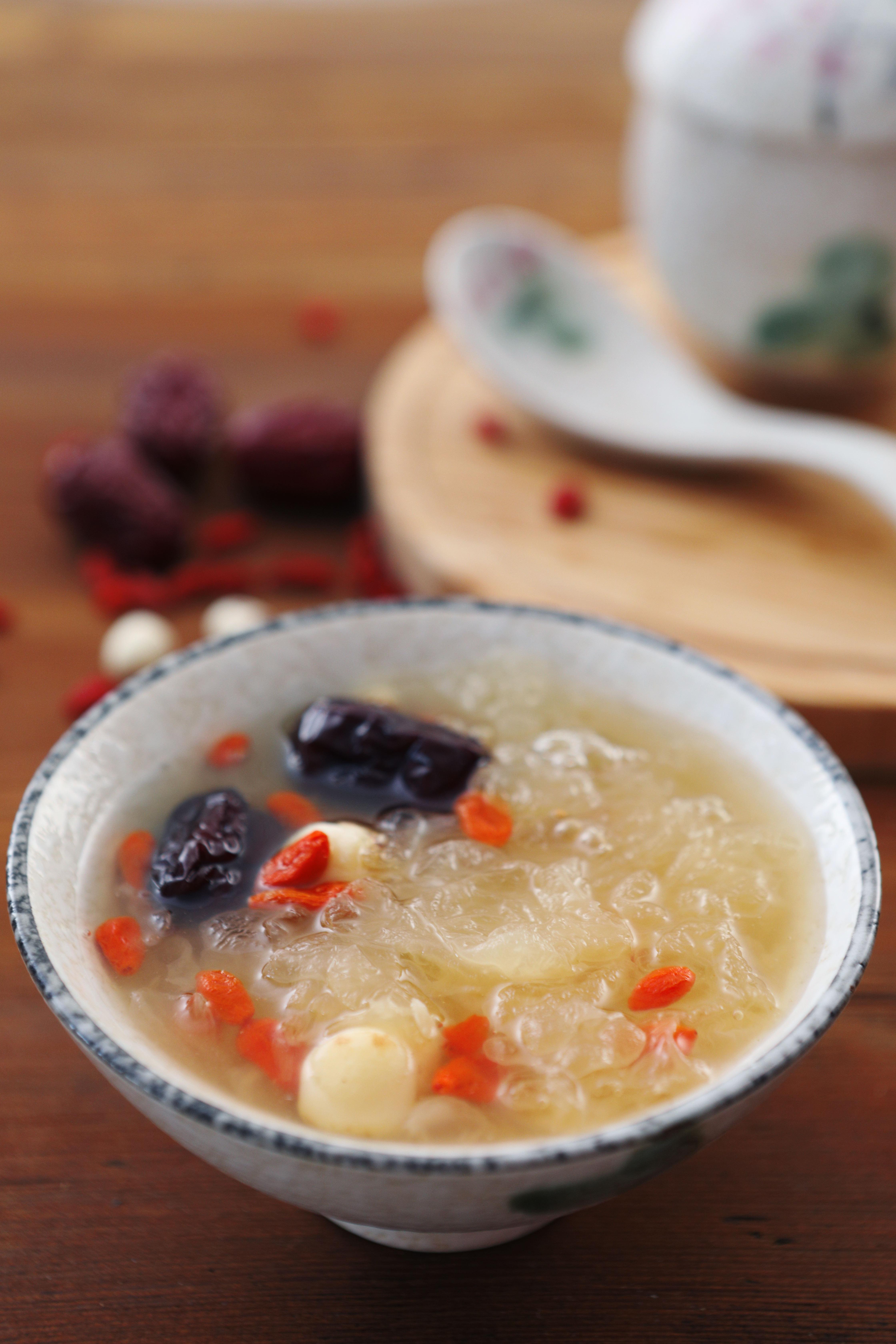 胶质满满的银耳羹,夏天也要补一补——红枣莲子银耳羹 - 知乎