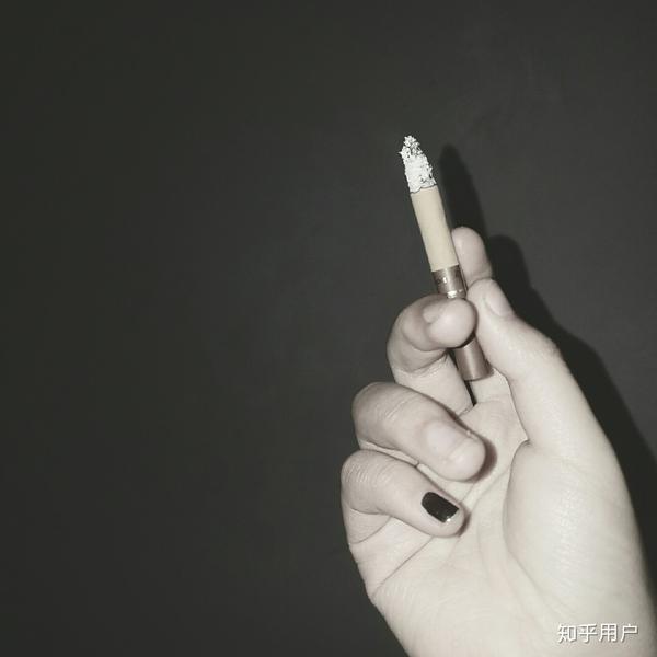 女生抽烟手部照片图片