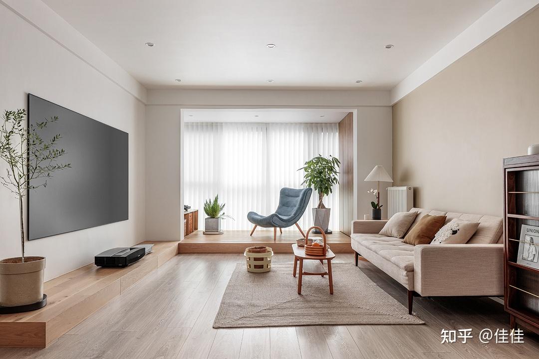 拆洗麻烦还透光,建议装窗帘盒并且改到阳台里,客厅视野也会变大很多.