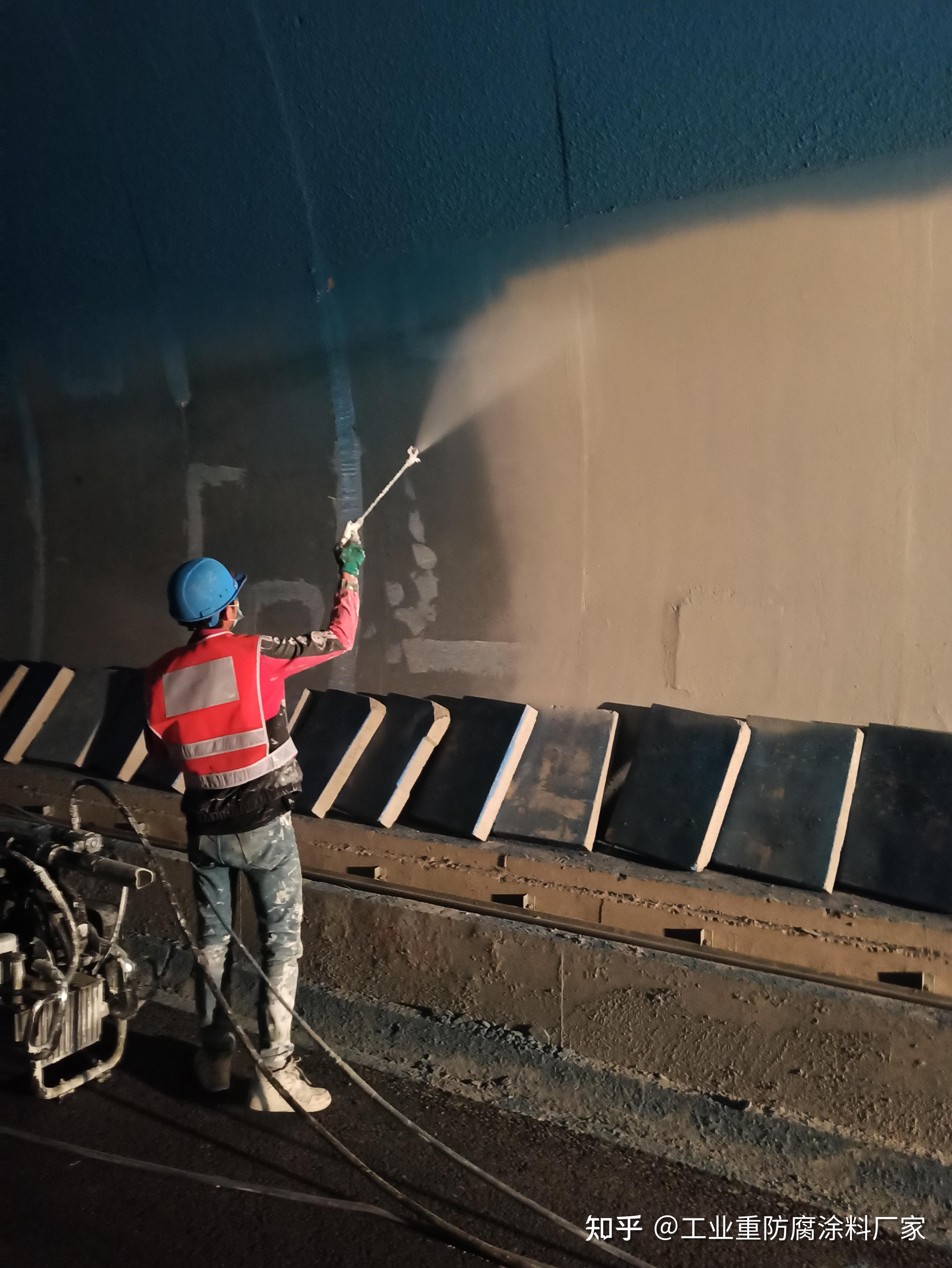 第三步 喷涂水性界面改性剂(封闭底涂)检查基层处理是否达到要求,在涂