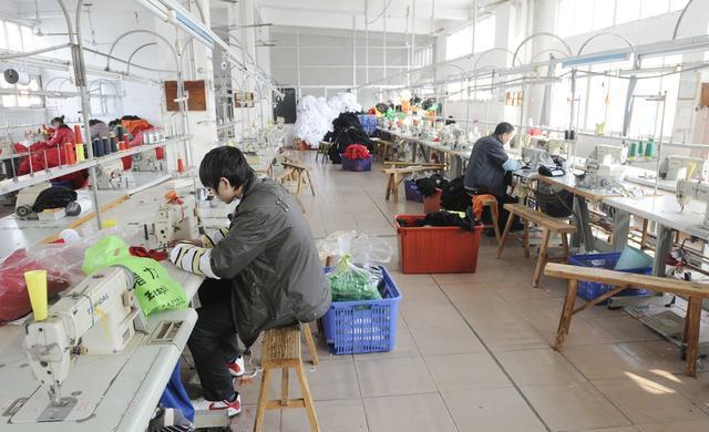 政策的不断调整现在更偏向扶持国企,那种私人开的小工厂资金跟不上,就