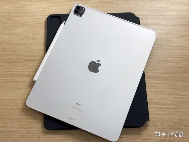 pro,搭載了macbook air的m1芯片,與其說ipad pro是一部平板,不如說更