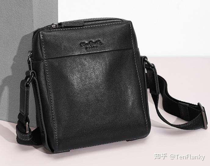 地铁时髦女神露脸LV包抢眼吸睛！