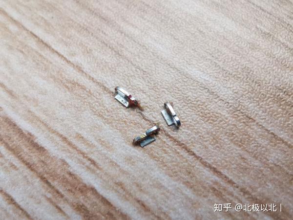 中午学了一会习,下意识摸了一下鸡儿,妈的一个钉子直接掉手上了!