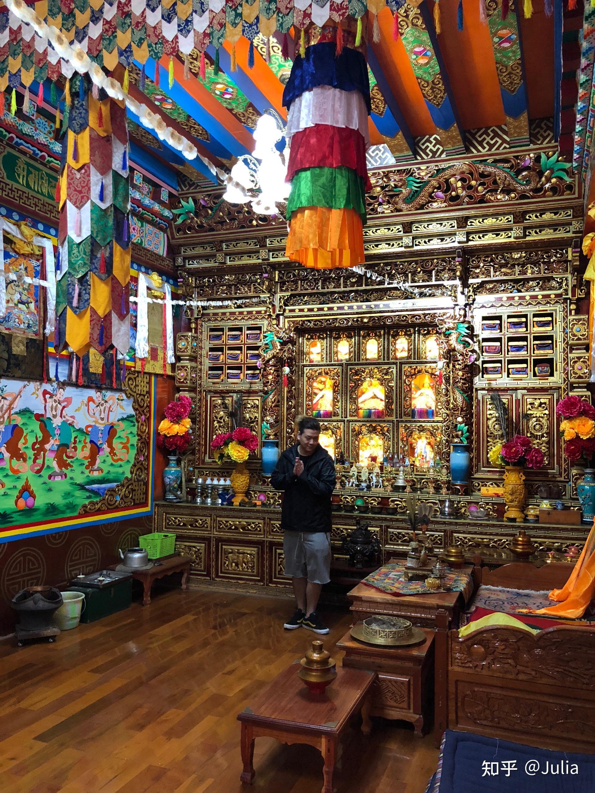 拉茸师父家里的佛堂传统的藏族家庭和布置藏獒小姐姐德吉林寺 宗教