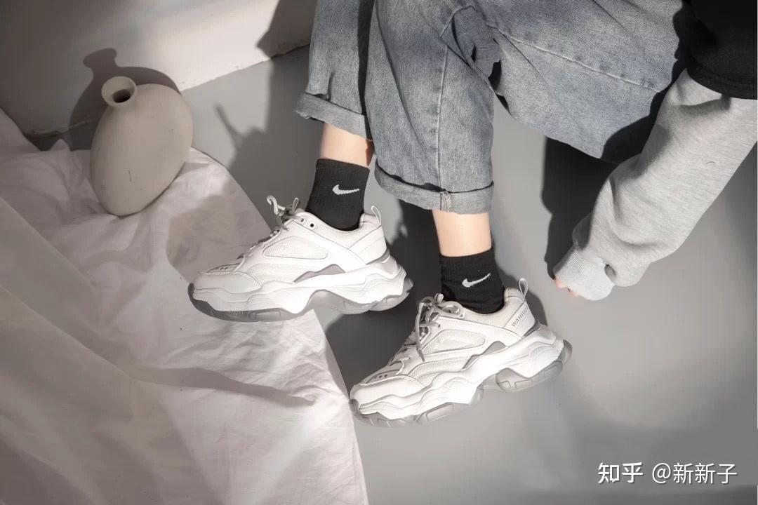 鞋面带有反光面,增高效果在3-5厘米,堪称小个子妹子的福音