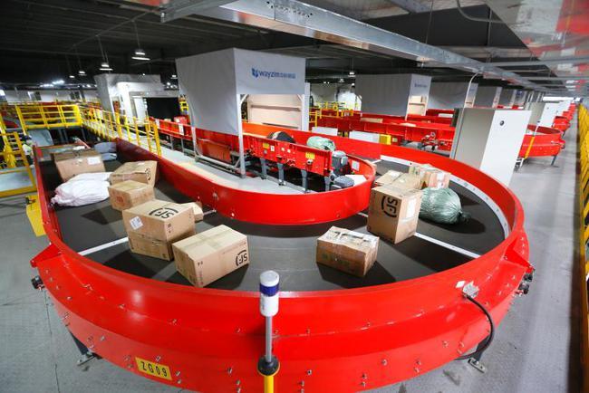 物流产业园区智能无人仓吸引了小编的注意:全自动智能分拣系统按指定