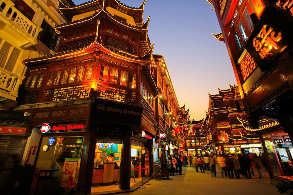 豫园站(位于河南南路福佑路路口)乘坐10号线坐11站到上海动物园站下车