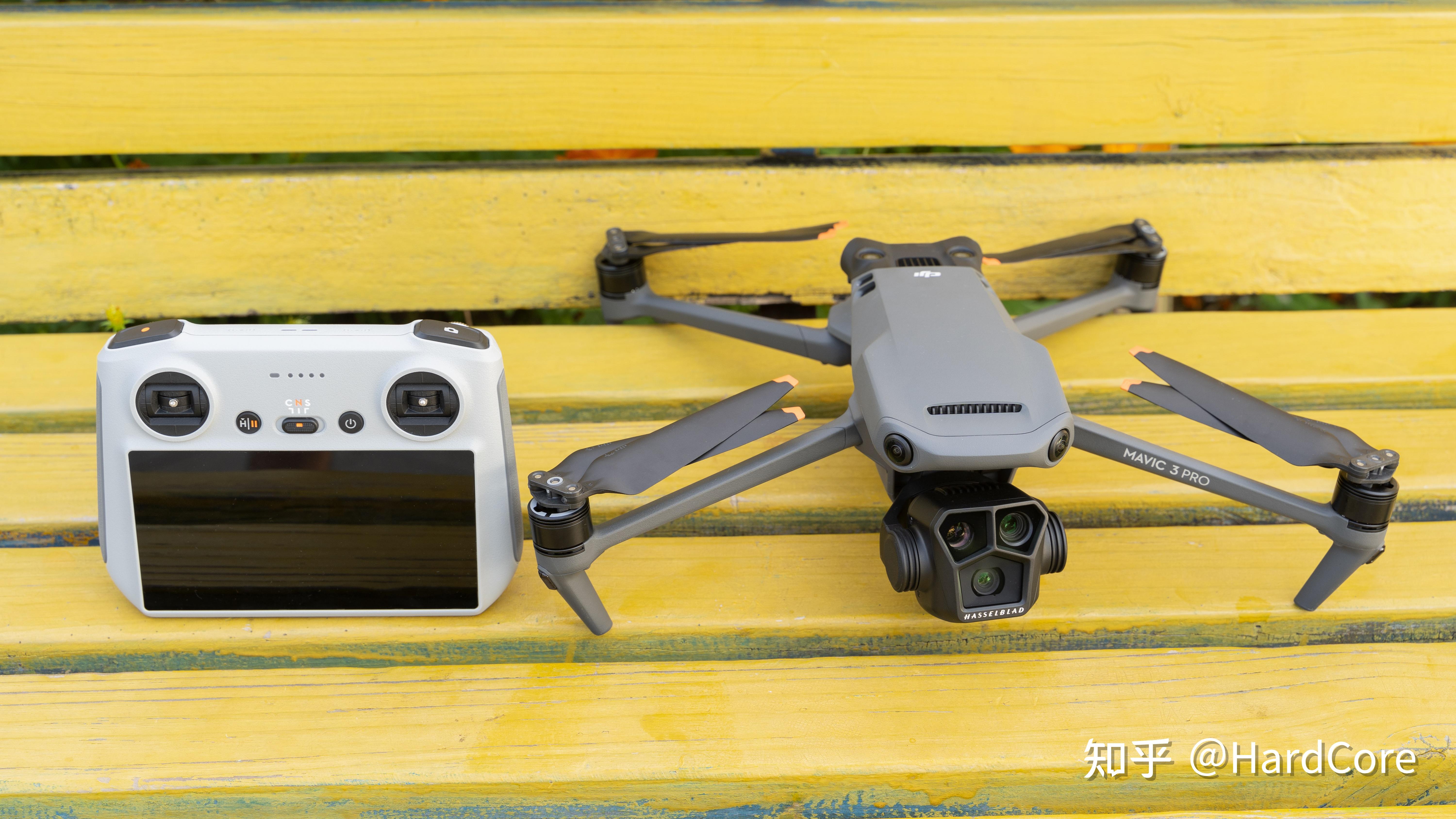 版本就已經帶有dji rc遙控器,而mavic 3 classic需要高一級版本才有