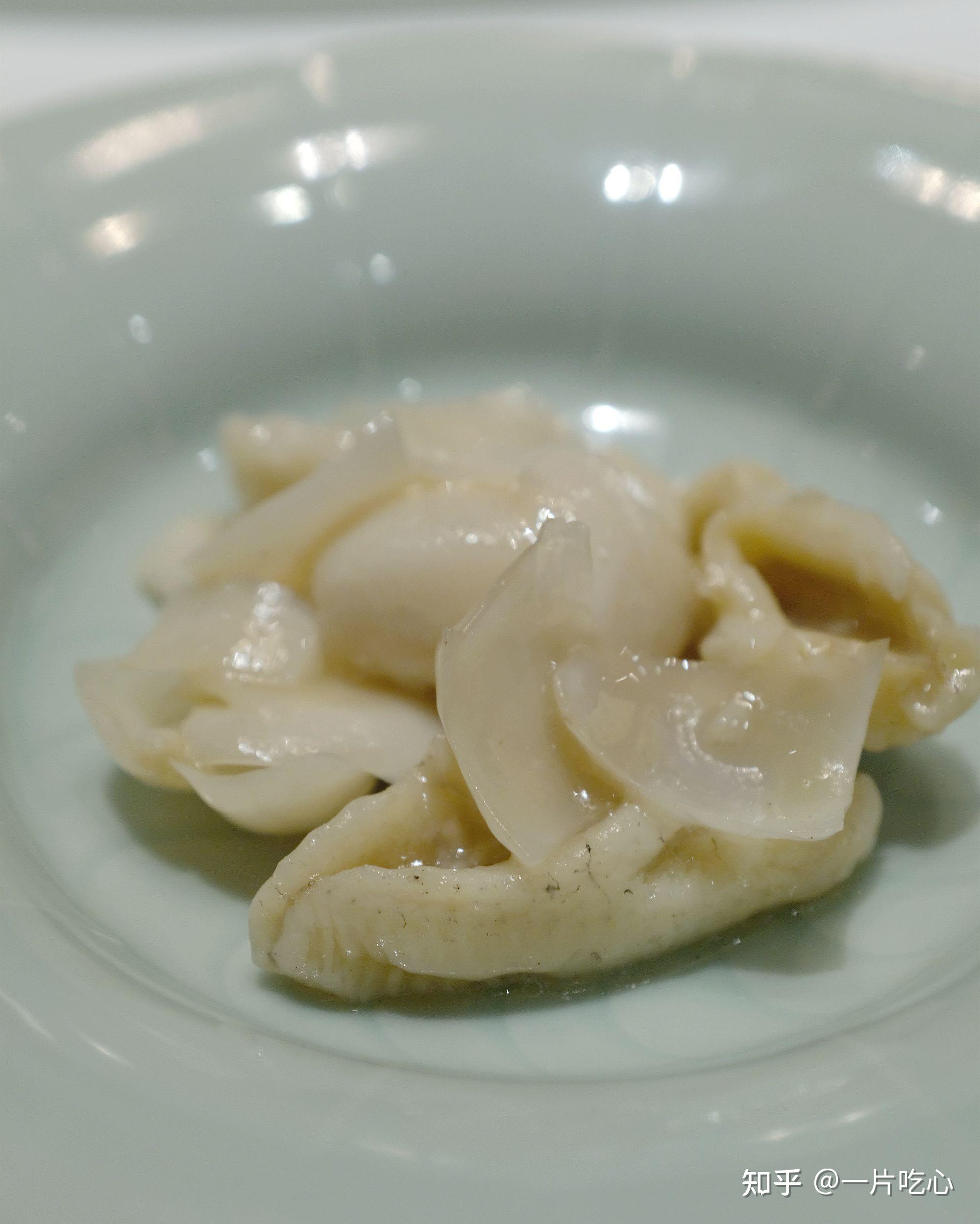 小小的鱼脯,用糟溜做法,不用筷子夹,而是用小勺舀,配上六年生的百合