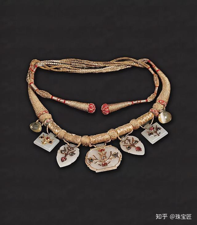 早在佛教兴起之前,古代南亚次大陆的人们就开始用璎珞用来装饰自己.