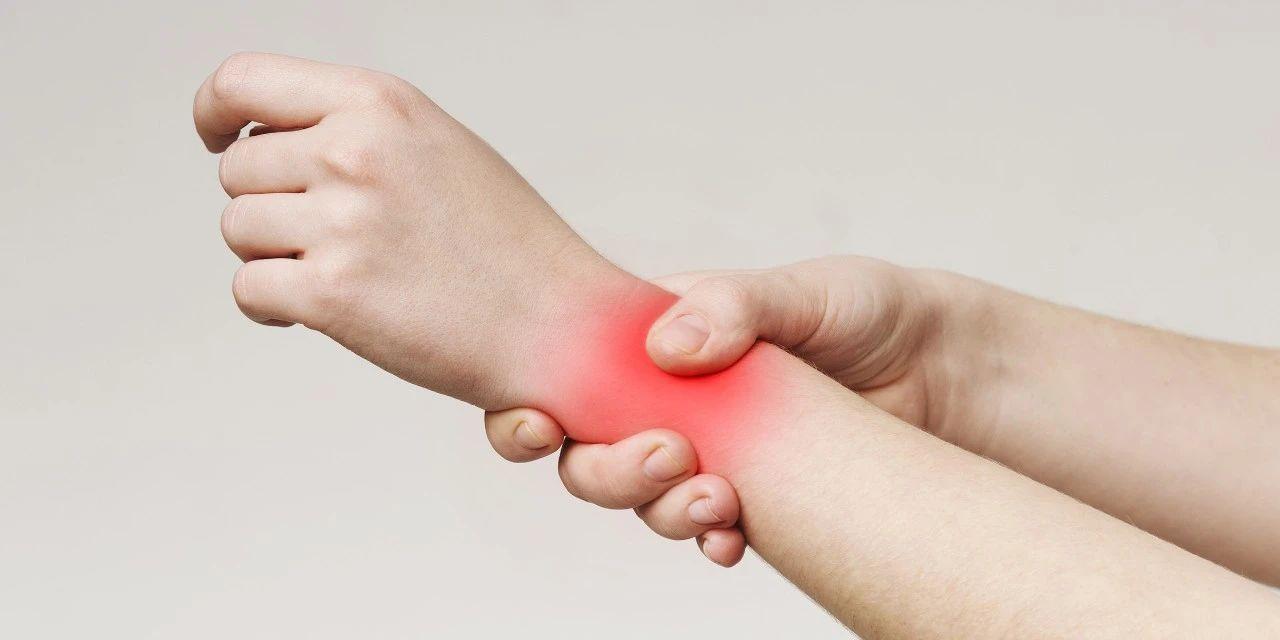 典型表现是:夜间手腕疼痛,发麻.