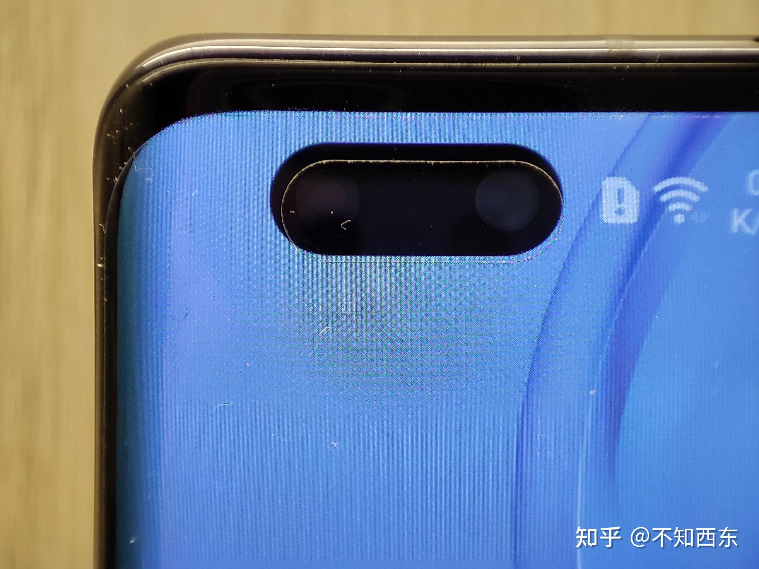 荣耀v40的前置摄像头,外观上是双挖孔设计,但实际上只安排了一颗摄像