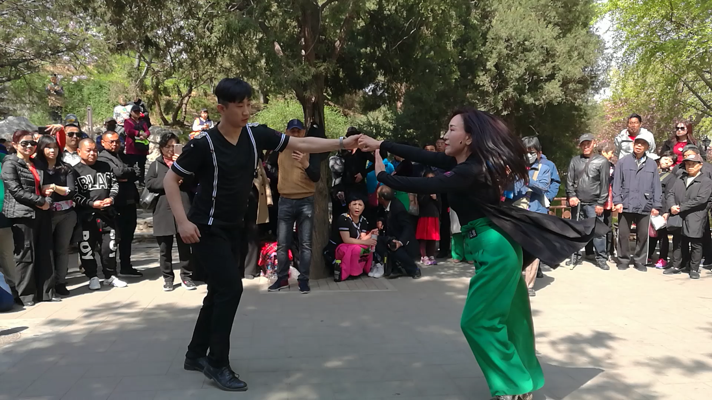 天津小毅老师和北京郑华仙老师表演吉特巴