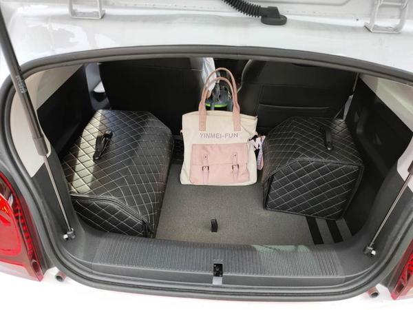 后备箱2个行李箱.没有放行李箱垫.