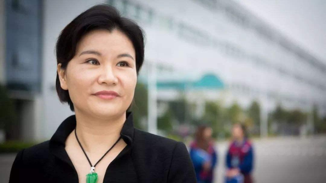 湾区数字化女性榜样|周群飞: 乡村走出的"玻璃女王"