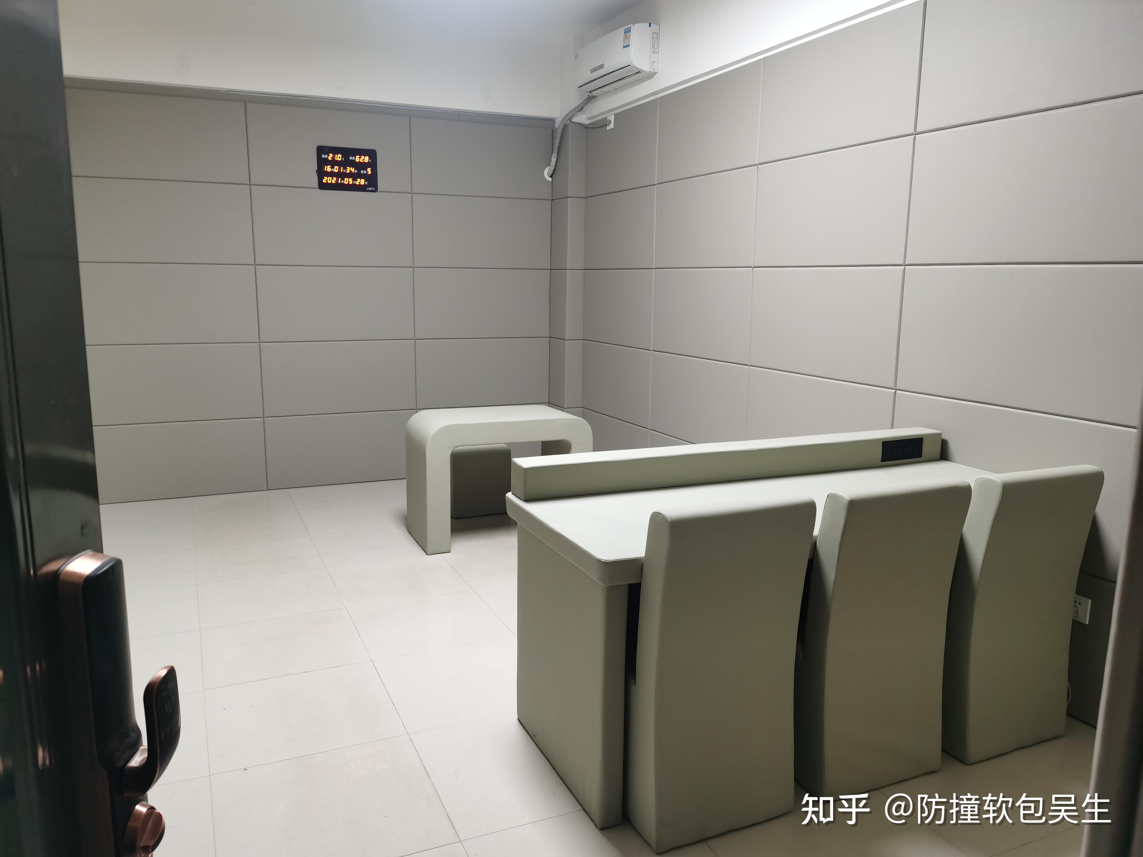 留置室软包桌子防撞处理