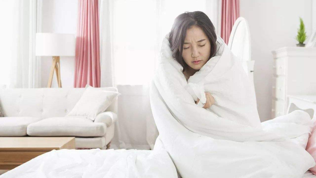 到了晚上睡觉,手脚严严实实地捂在被子里,却还是冰冰冷冷的.