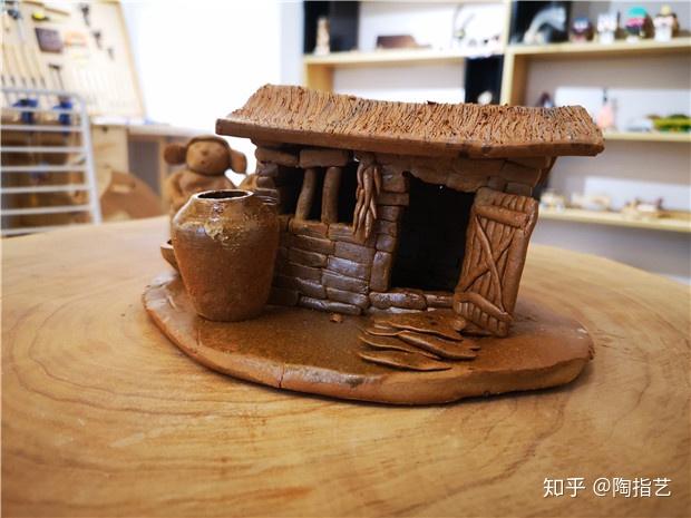 今天就带大家用泥来制作一幅立体的农家小院陶艺场景,这个陶艺场景
