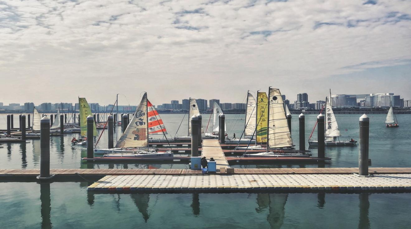 在五缘湾帆船港,看到停泊的一艘艘游艇,帆船,被人誉为「少见的适合