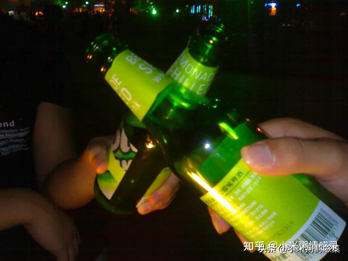 雨后的夜里,风有点凉,远远地看着他孤零零地坐在着,啤酒瓶三三两两地