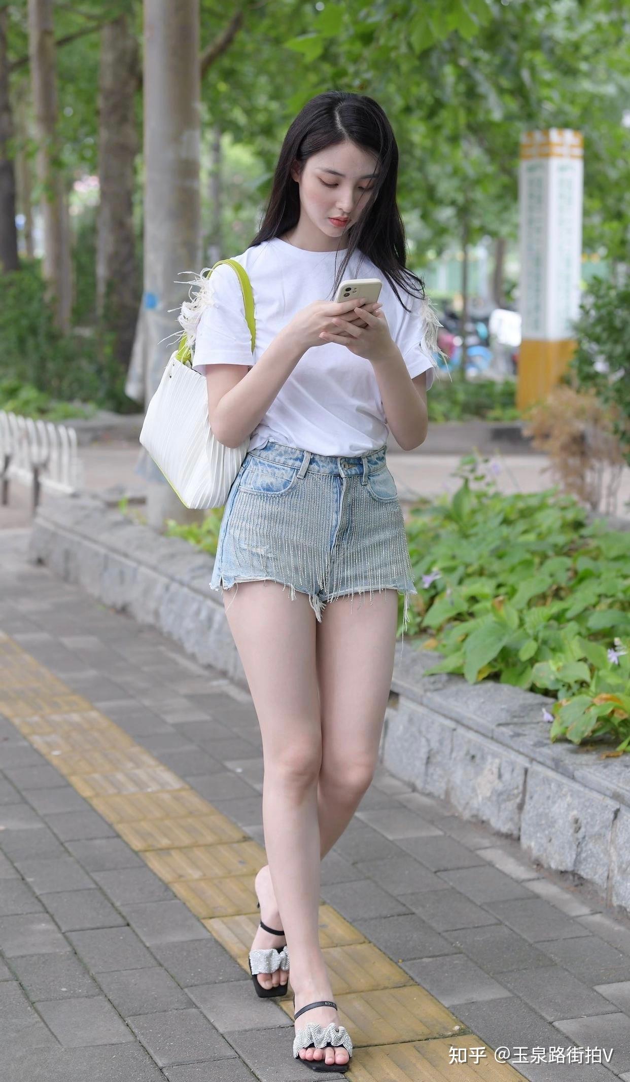 小仙女们超短牛仔裤如何选择呢这样穿着男票惊呆了