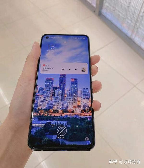 opporeno5这款手机采用的是前一后四的相机组合,前置摄像头的像素为