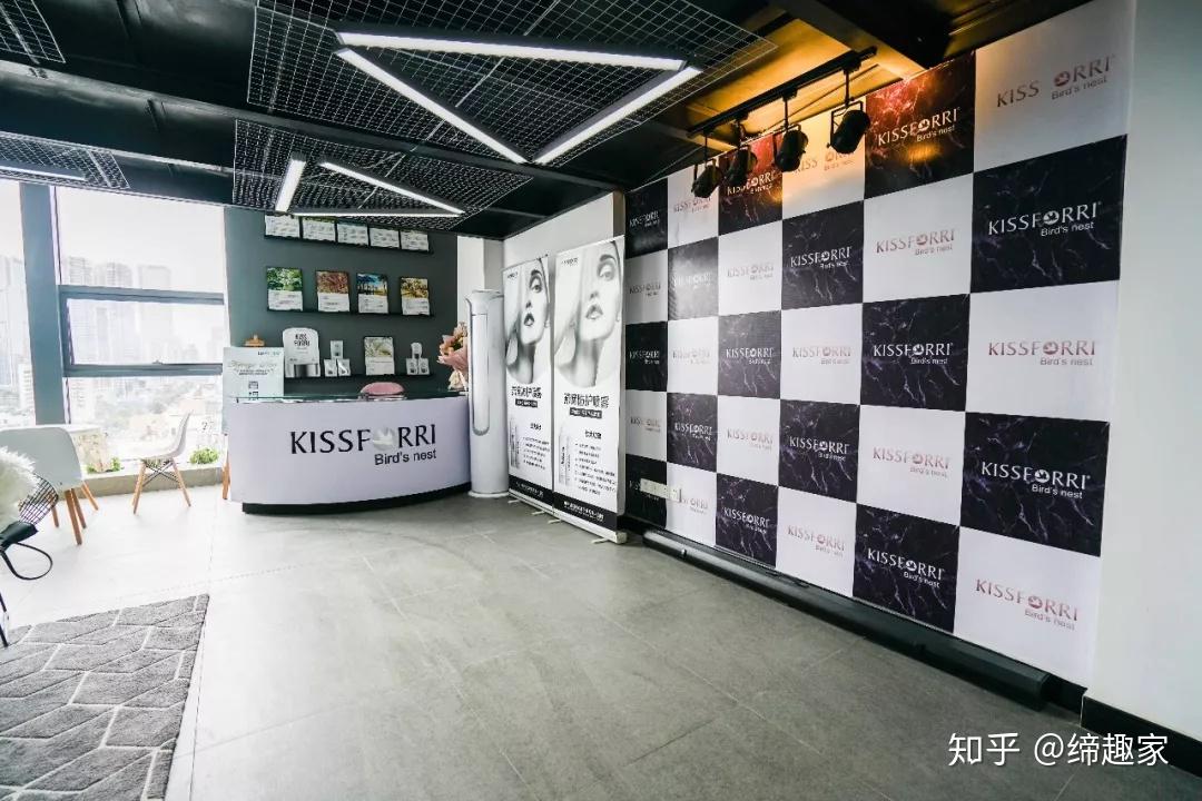 成一束温馨的粉色光束, ins风很浓郁,所以平时有采访都会在这里进行