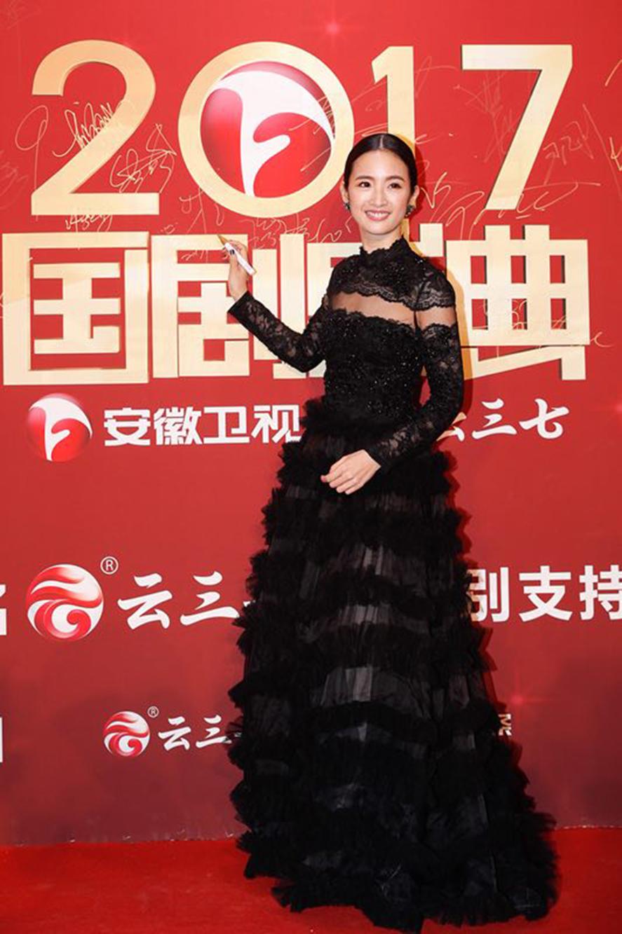 直击2017国剧盛典胡一天长腿逆天雷佳音与丈母娘同框