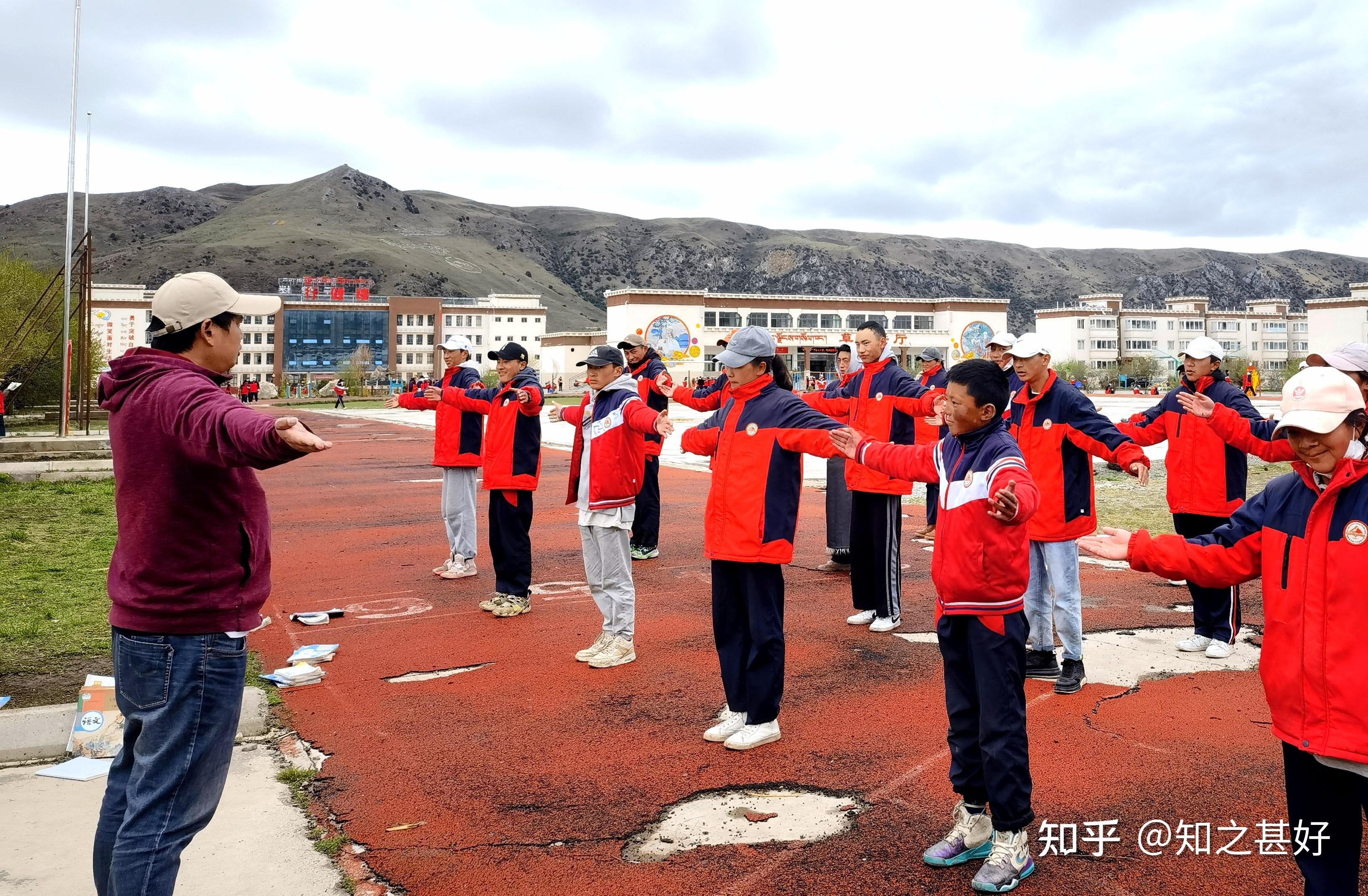 深入了解德格县马尼干戈初级中学的体育学科教育教学情况,帮助马尼