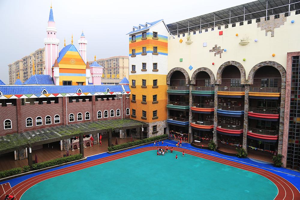 这间幼儿园的外形是城堡状的,而名字也是"童梦城堡国际实验幼儿园"