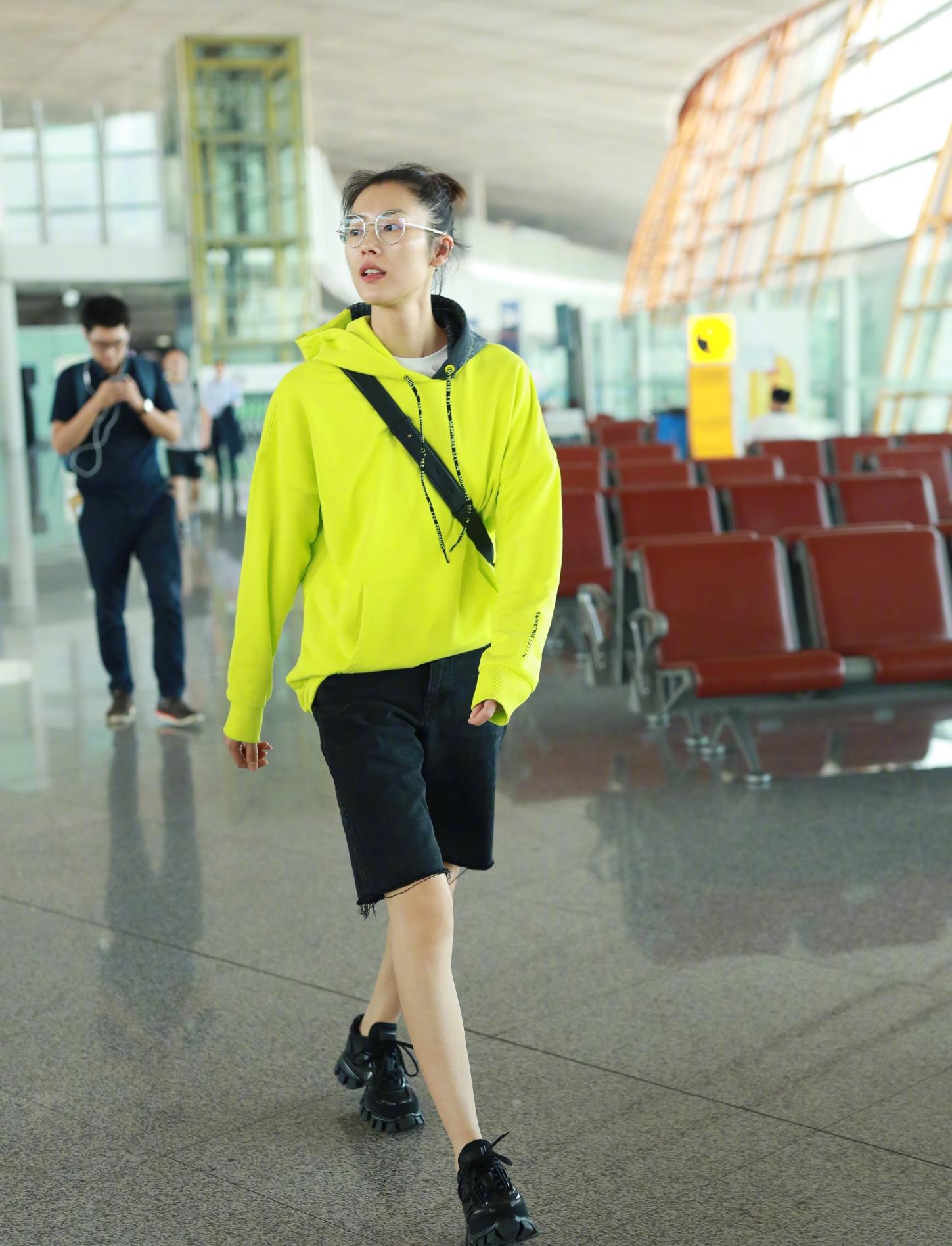 刘雯现身品牌店铺穿v领针织衫配牛仔裤胸前排骨叫人心疼