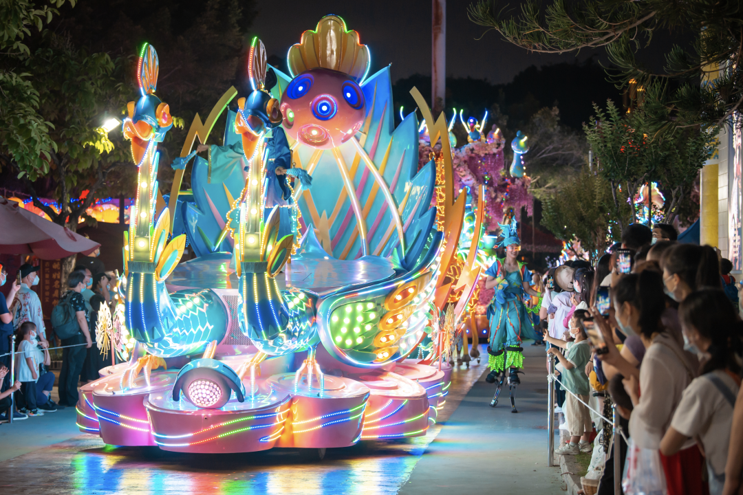 夜遊新地標,打卡夢幻花車大巡遊