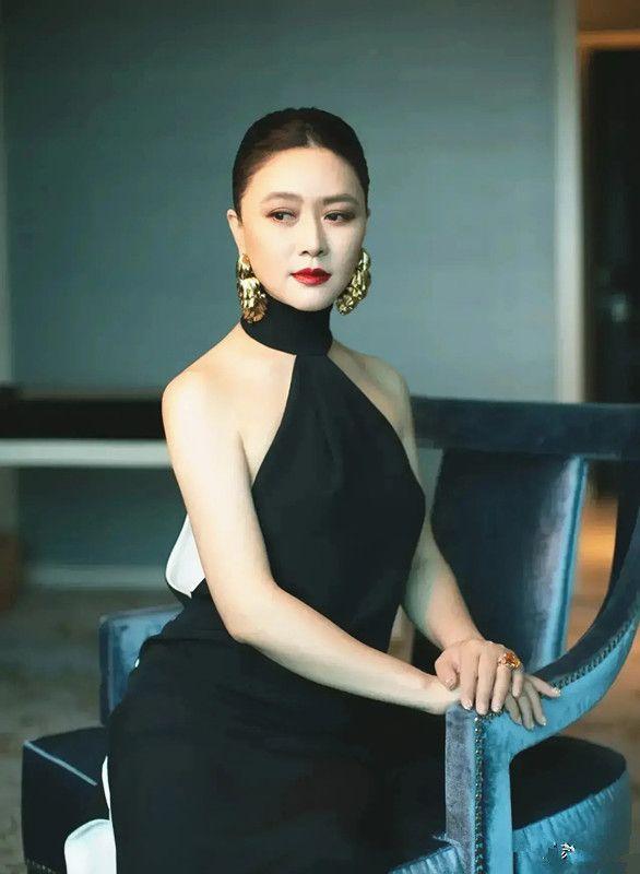 刘欢和儿女罕见同框刘一丝穿一身黑好低调挂脖裙穿出窈窕感